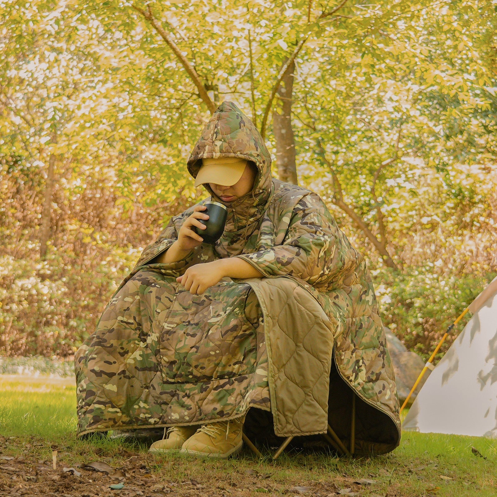WildKing Outdoor Wärmender Camo Schlafsack-Poncho T10 – Vielseitig für Camping, Wandern & Reisen